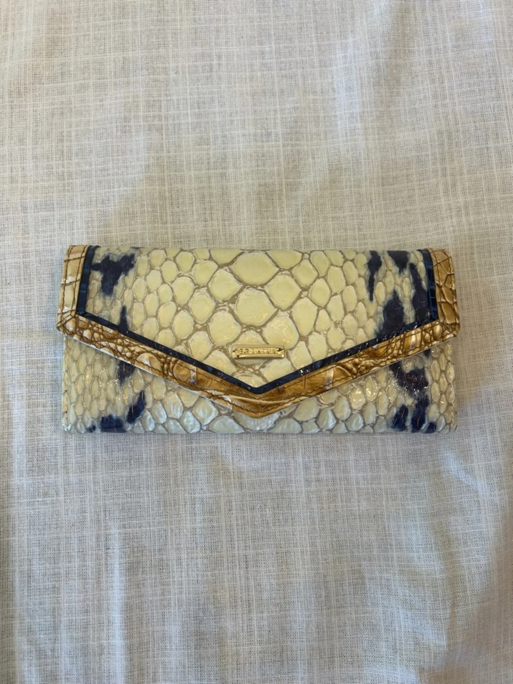 Brahmin Fiora Bucket Bag in Shell White Freshwater with matching wallet - Picture 5 of 8